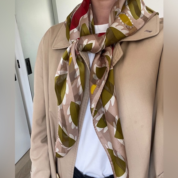 Metropolitan Museum of Art Vintage Silk Scarf - Picture 5 of 10